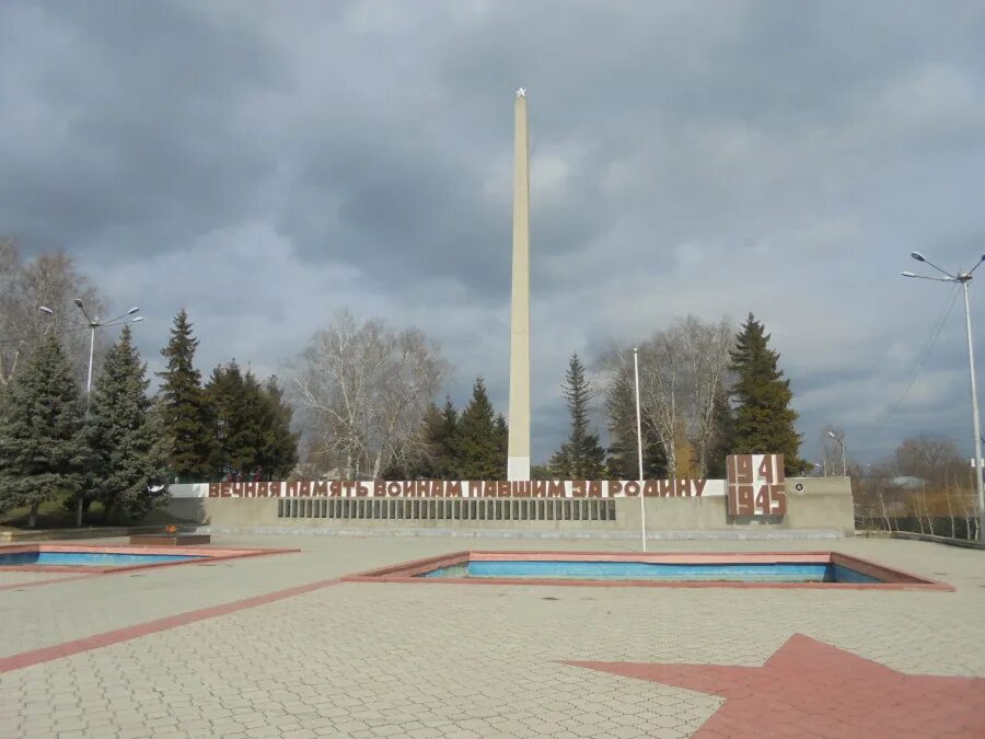 Администрация михайловска ставропольский. Мемориальный комплекс огонь вечной славы Михайловск. Площадь города Михайловска Ставропольского края. Вечный огонь Михайловск Ставропольский край. Мемориальный комплекс огонь вечной Михайловск Ставропольский край.