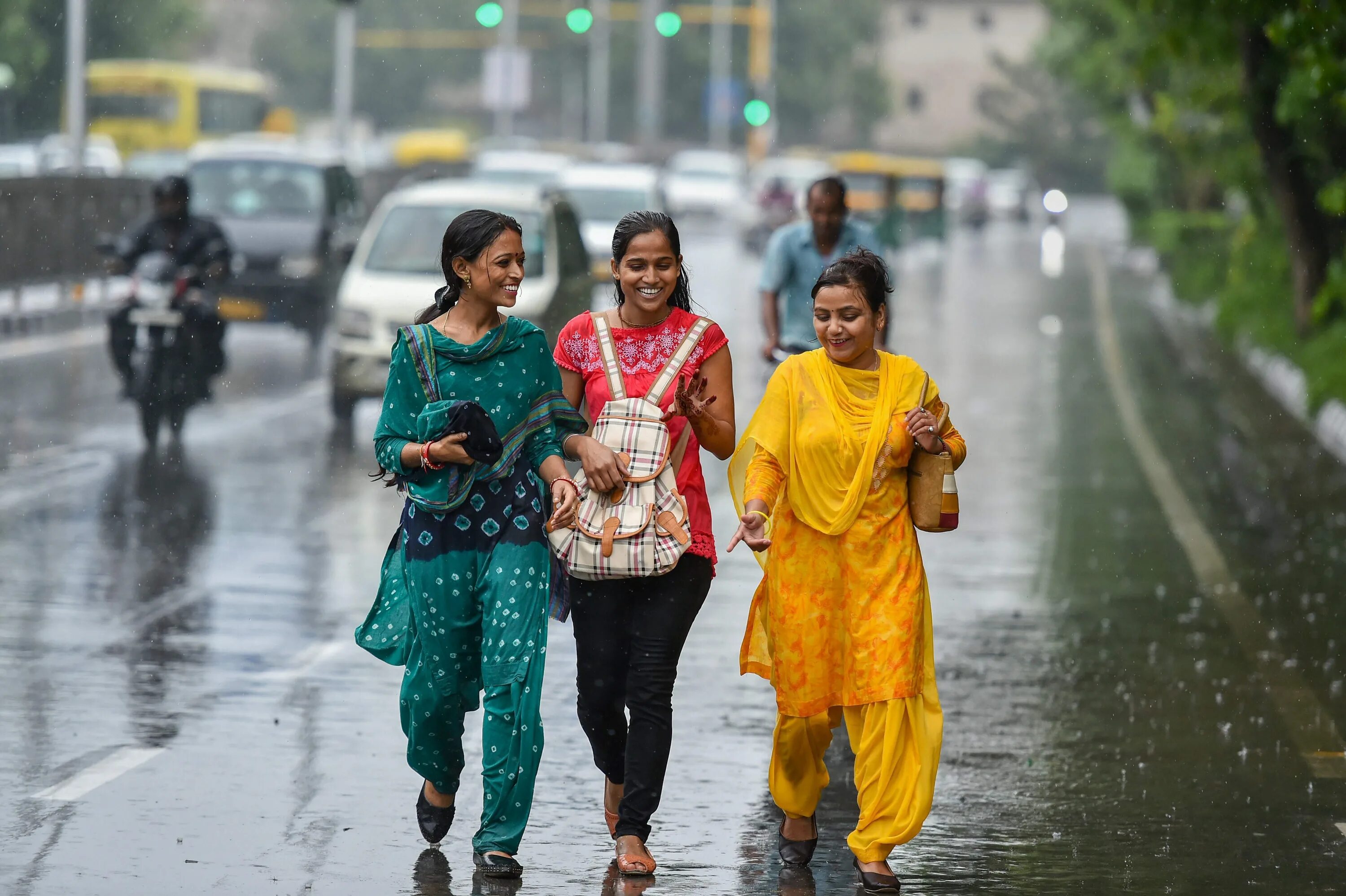 Индийский температура воды. Нью Дели климат. Нью-Дели дождь. Климат Индии.