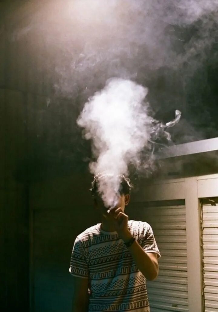 Парить лицо. Человек в дыму. Мужчина в дыму. Пускает дым. Лицо в дыму.
