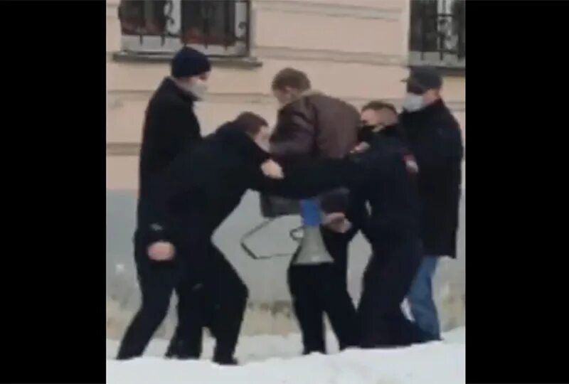 Нападение на полицейских сегодня. Нападение осужденных на сотрудников. Митинги в Москве сейчас. Задержание на митинге в Москве сегодня.