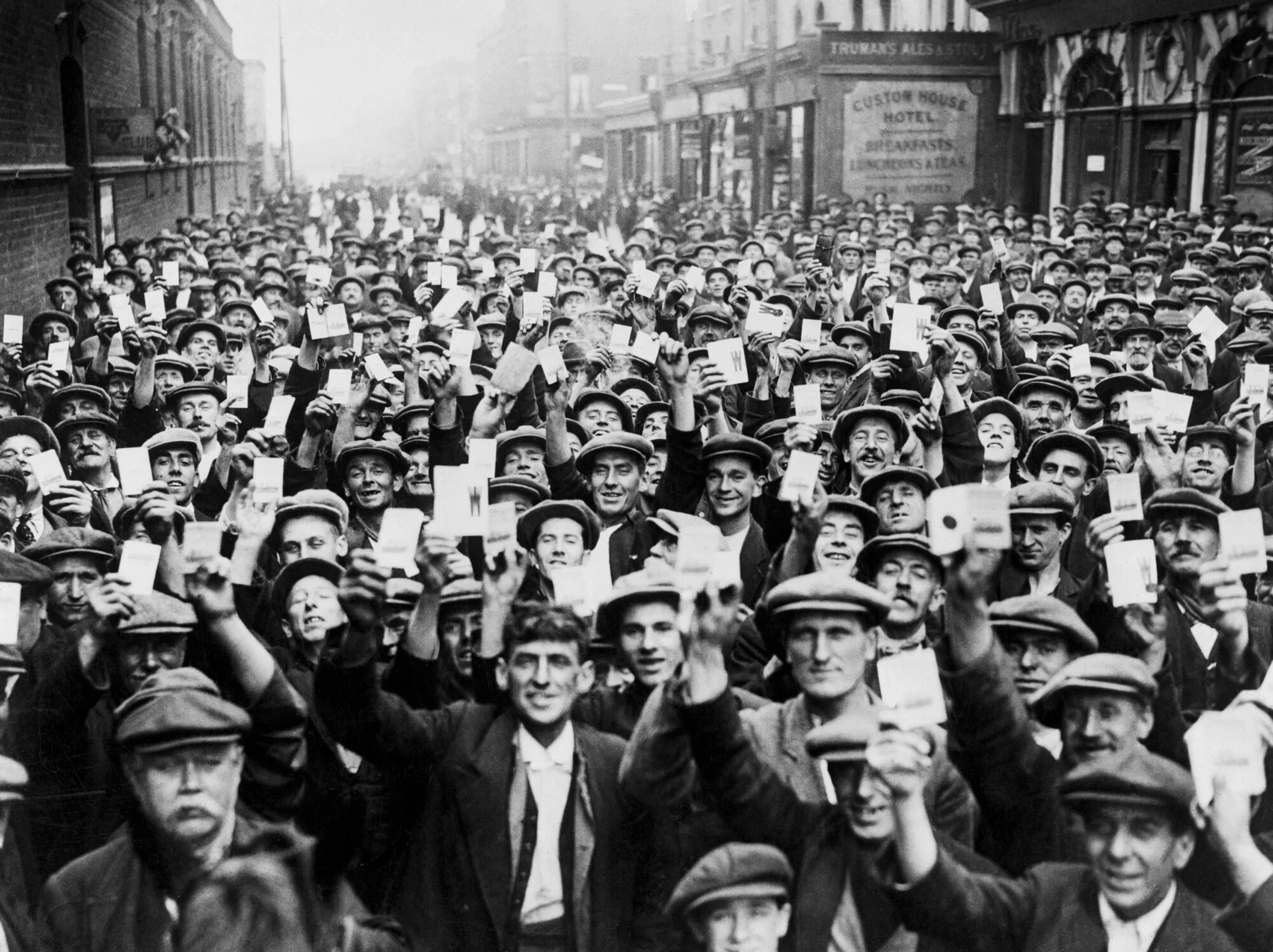 20 середина. Стачки рабочих в Англии 19 век. Стачка лондонских докеров в 1889 году. Стачка докеров в лондонском порту в 1889 г. Рабочие на забастовках в Англии 19 век.
