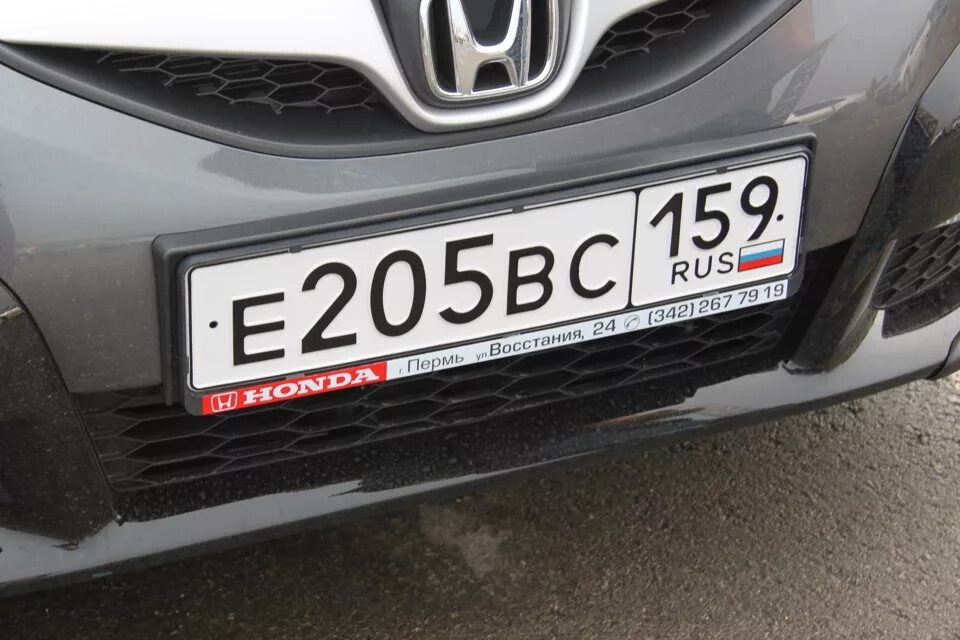 Номерная рамка Honda. Номерная рамка на Honda CRV 2. Рамка номерного знака Хонда. Рамка номерная на Хонда Цивик. Включи под номер 4