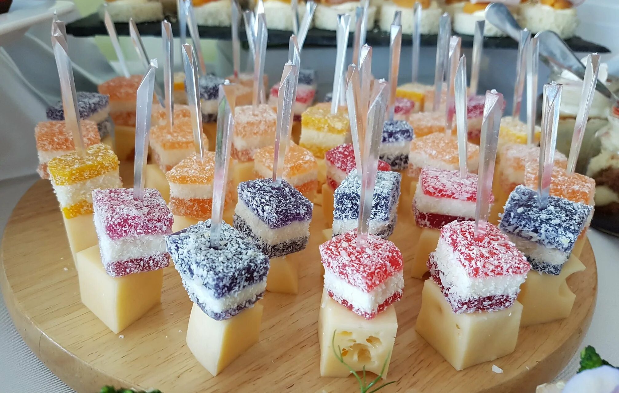 шпажки с сыром фета. канапе из фруктов для детей. сладкие канапе на шпажках на праздничный. сладкие канапе. фруктовые канапе для детей.