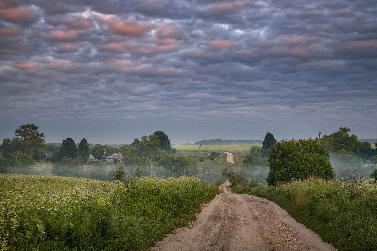 сельская дорога бельгия. пейзаж с дорогой. пейзаж с дорогой. дорога ведет в деревню. проселочная дорога в деревне.