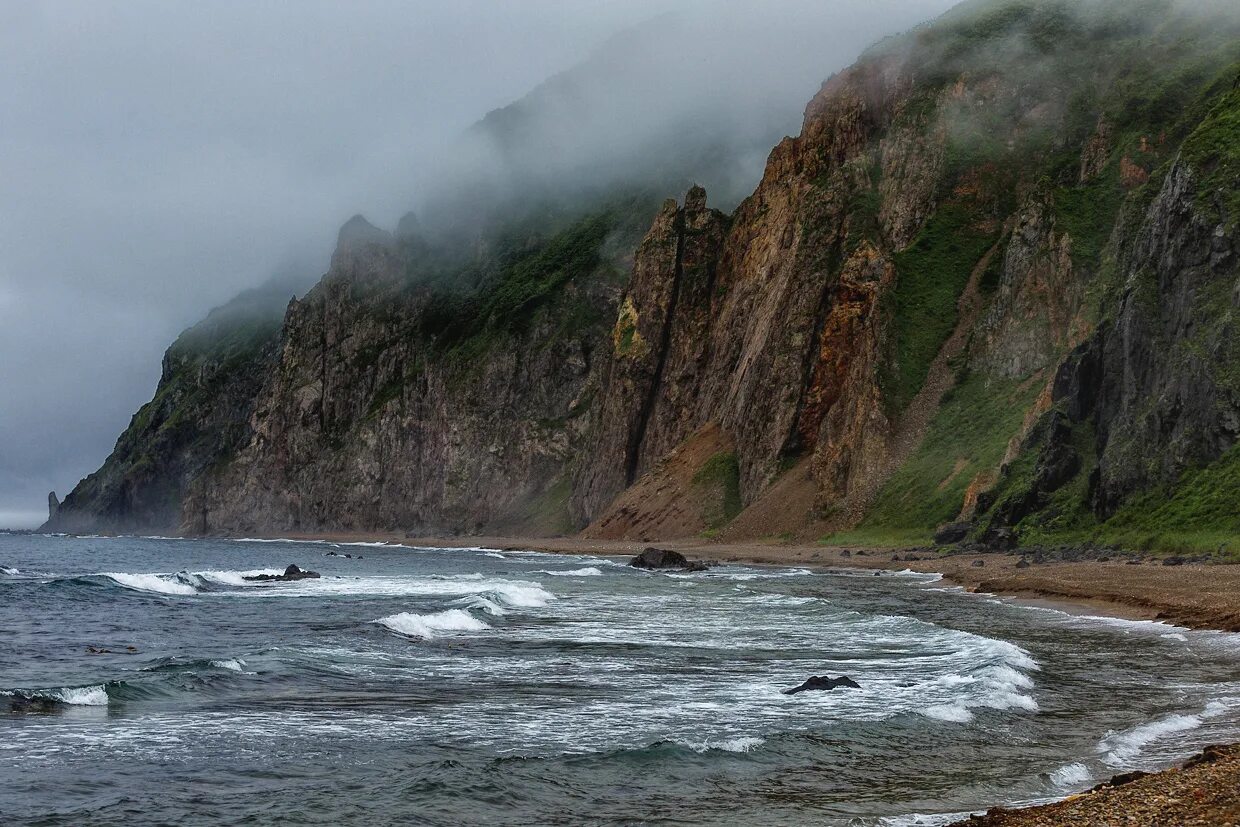 Самый дальний берег. Побережье японского моря Андреевка. Заказник черные скалы Приморский край. Дальнегорск Приморский край горы скалы. Горалий заказник Приморский край.