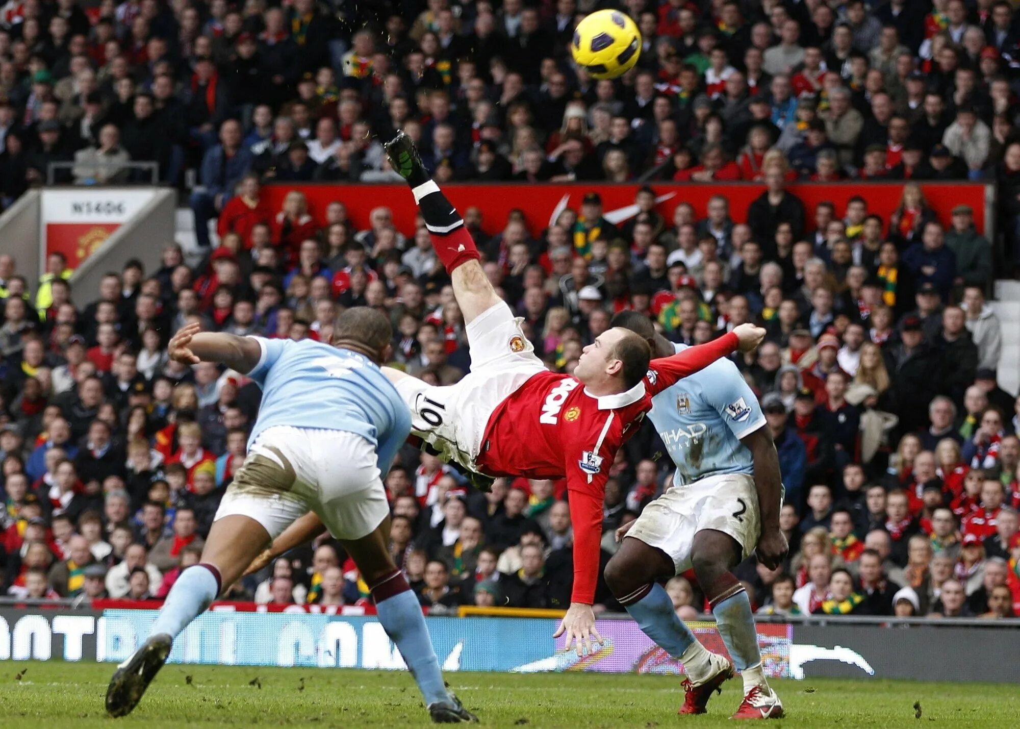 Удар через себя в футболе. Wayne Rooney Манчестер Юнайтед. Уэйн Руни через себя. Уэйн Руни удар через себя. Уэйн Руни 2011.