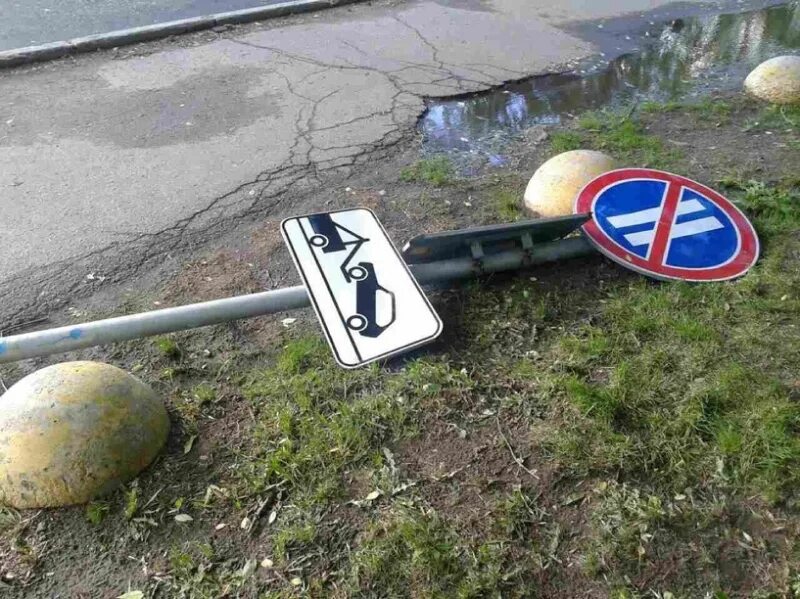 Повреждение дорожных знаков. Повреждение дорожного знака. Старые дорожные знаки. Повреждение дорожного знака. Крепление дорожного знака.