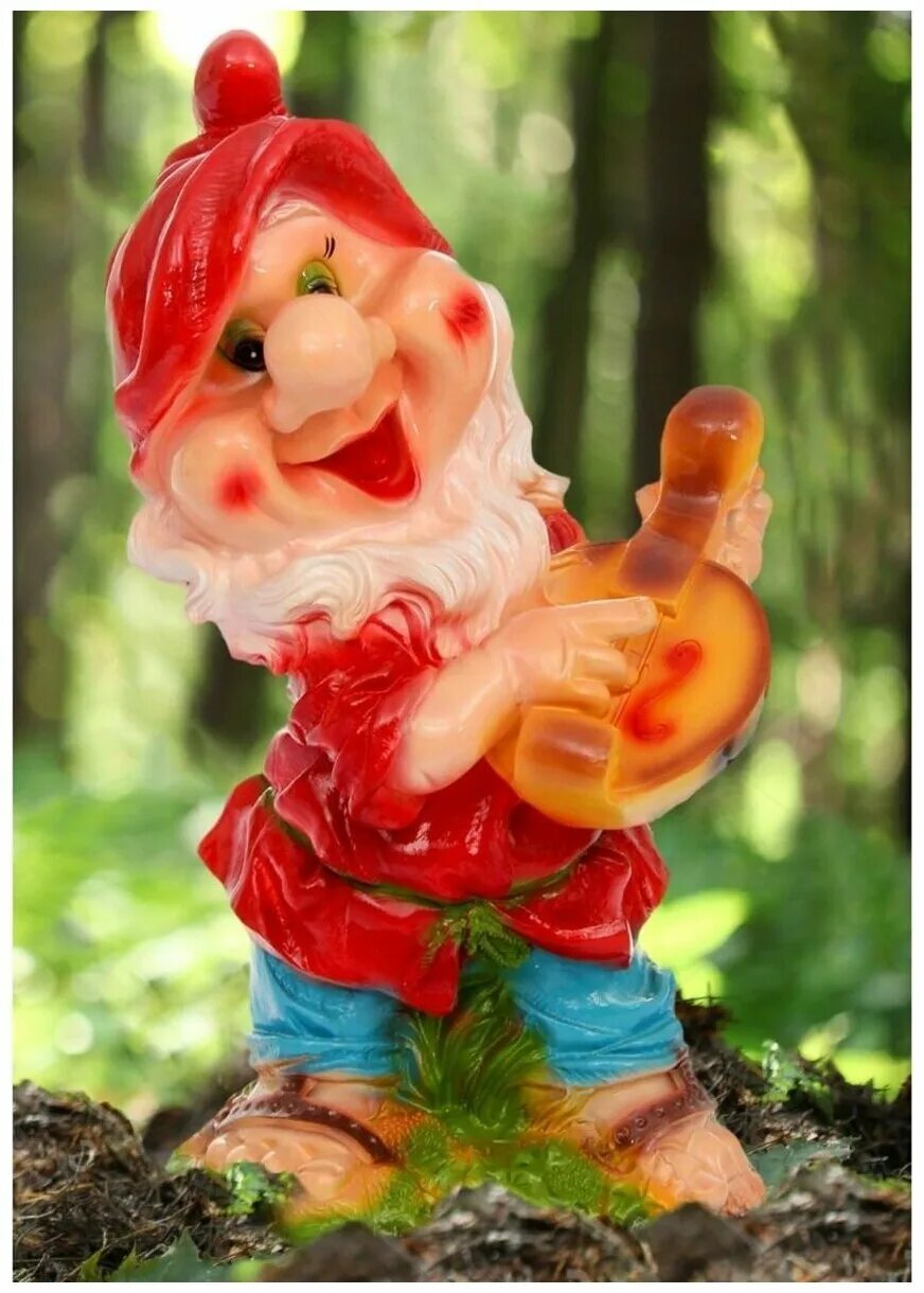 садовый гном с красным колпаком. гномик с цветком. гном сказочный персонаж. гном в красной шапке. садовый гном рыжий.