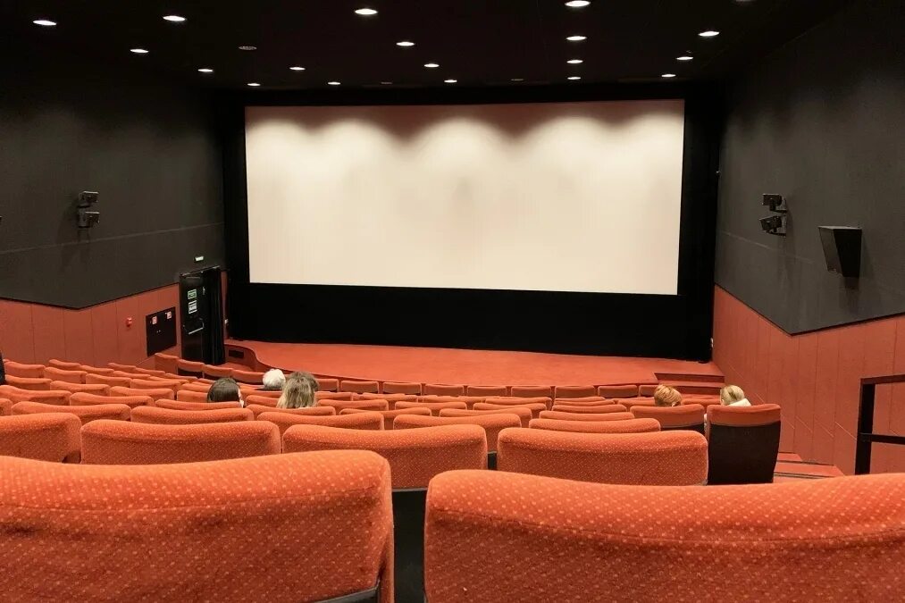 Кинотеатр начинает работать с 10 часов. Новое кино в кинотеатре. киноафиша г свободный. российские кинотеатры начнут показывать видео блогеров. будут показывать видео блогеров в кинотеатрах.