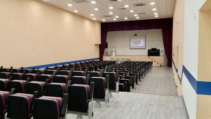 Саск актовый зал. Актовый зал в школе. Школа 129 казань актовый зал. Школа 3 лебедянь новый корпус. Кресла для актового зала: карнак 3м.