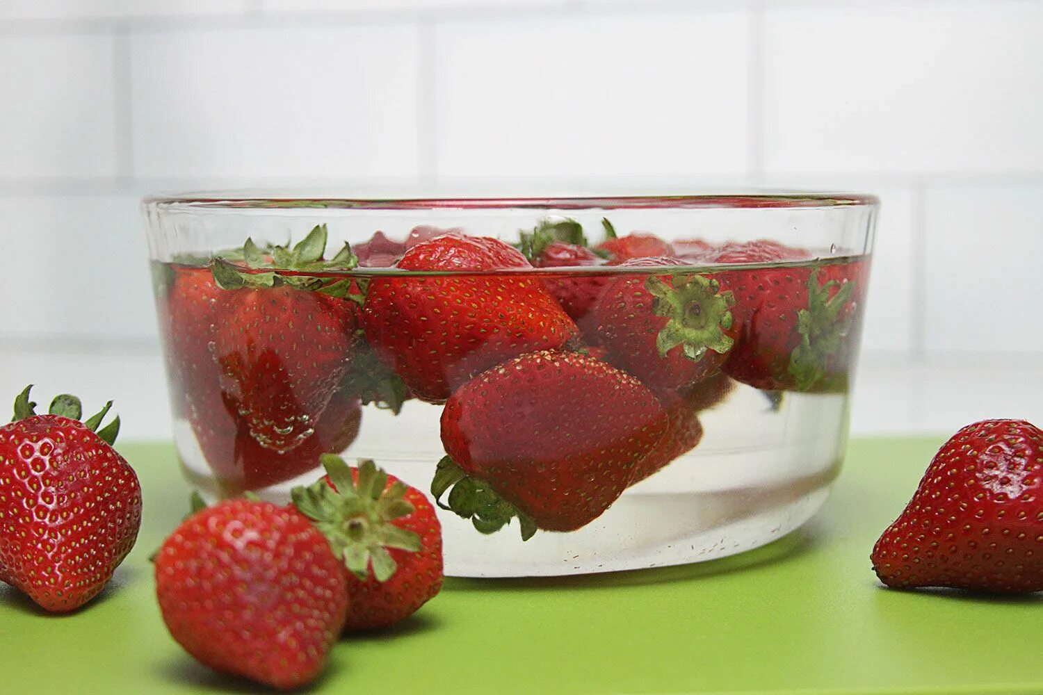 Fresh Strawberries клубника. Клубника в холодильнике. Клубника в холодильном хранилище. Охлаждение клубники. Можно хранить клубнику в холодильнике