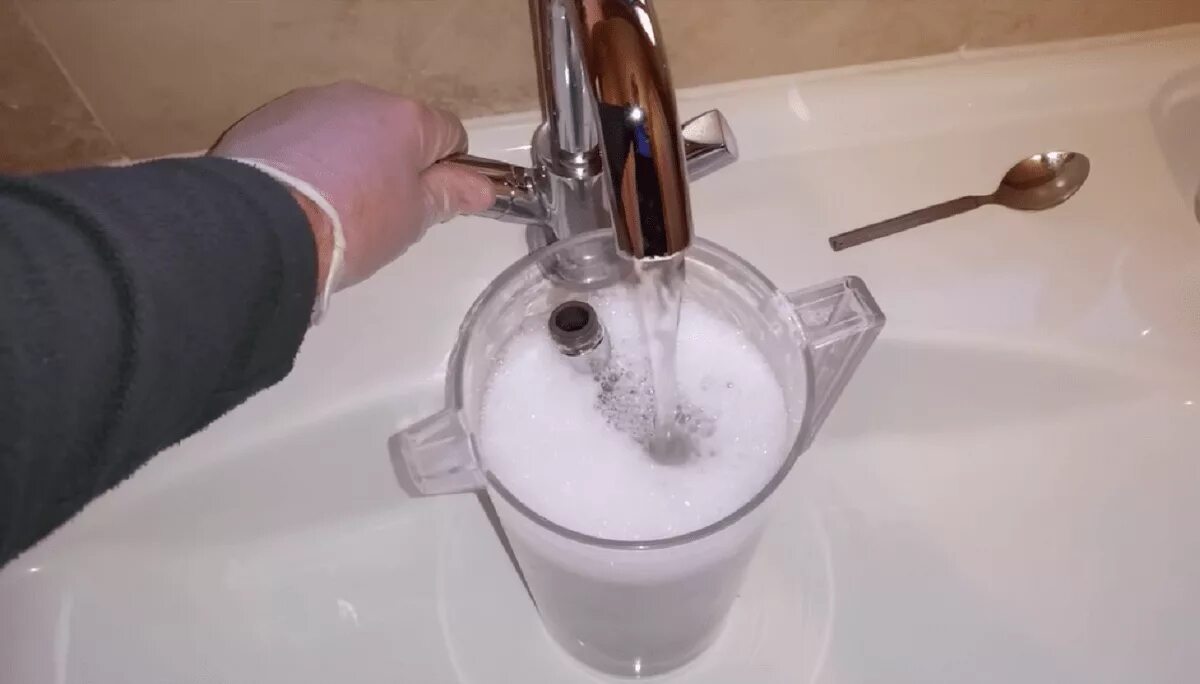 Как избавиться от извести в воде. Накипь на кране. кран в извести. очистка проточного водонагревателя от накипи.