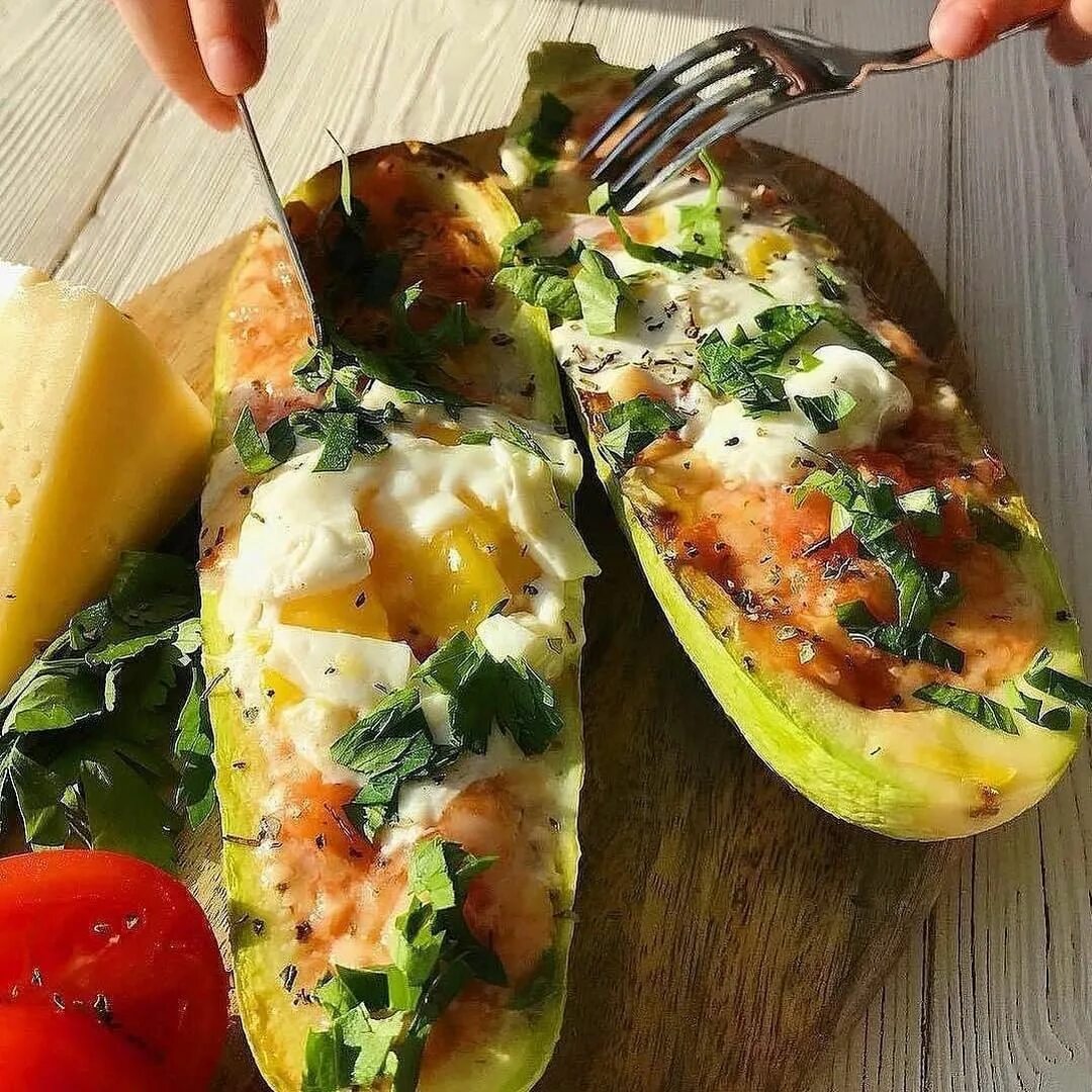 цукини фаршированные помидором. пицца на кабачковой основе. кабачковые маффины в духовке.