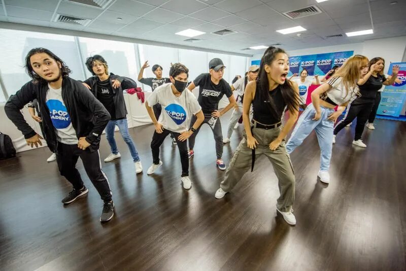 Kpop academy mc. Aoa группа участницы. Kpop academy. Kpop academy. Chun ha.