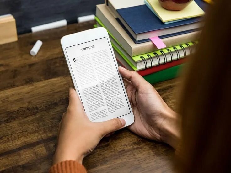 Чтение электронных. Электронная книга. чтение электронных книг. планшет книга. человек с электронной книгой.