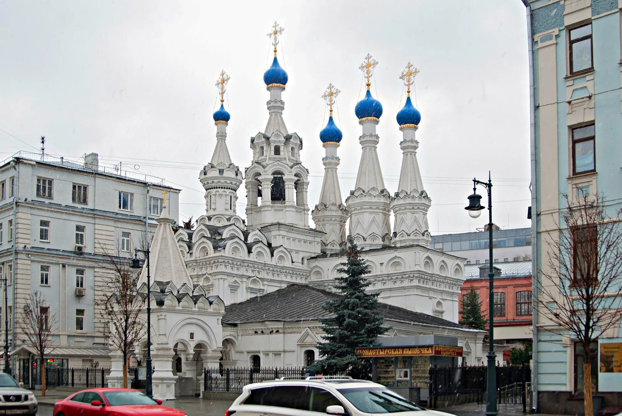 Московская церковь рождества богородицы. Храм Рождества Пресвятой Богородицы в Путинках Москва. Московская Церковь рождения Богородицы в Путинках. Церковь Рождества Богородицы в Путинках в Москве (1649—1652. Церковь Рождества в Путинках в Москве.