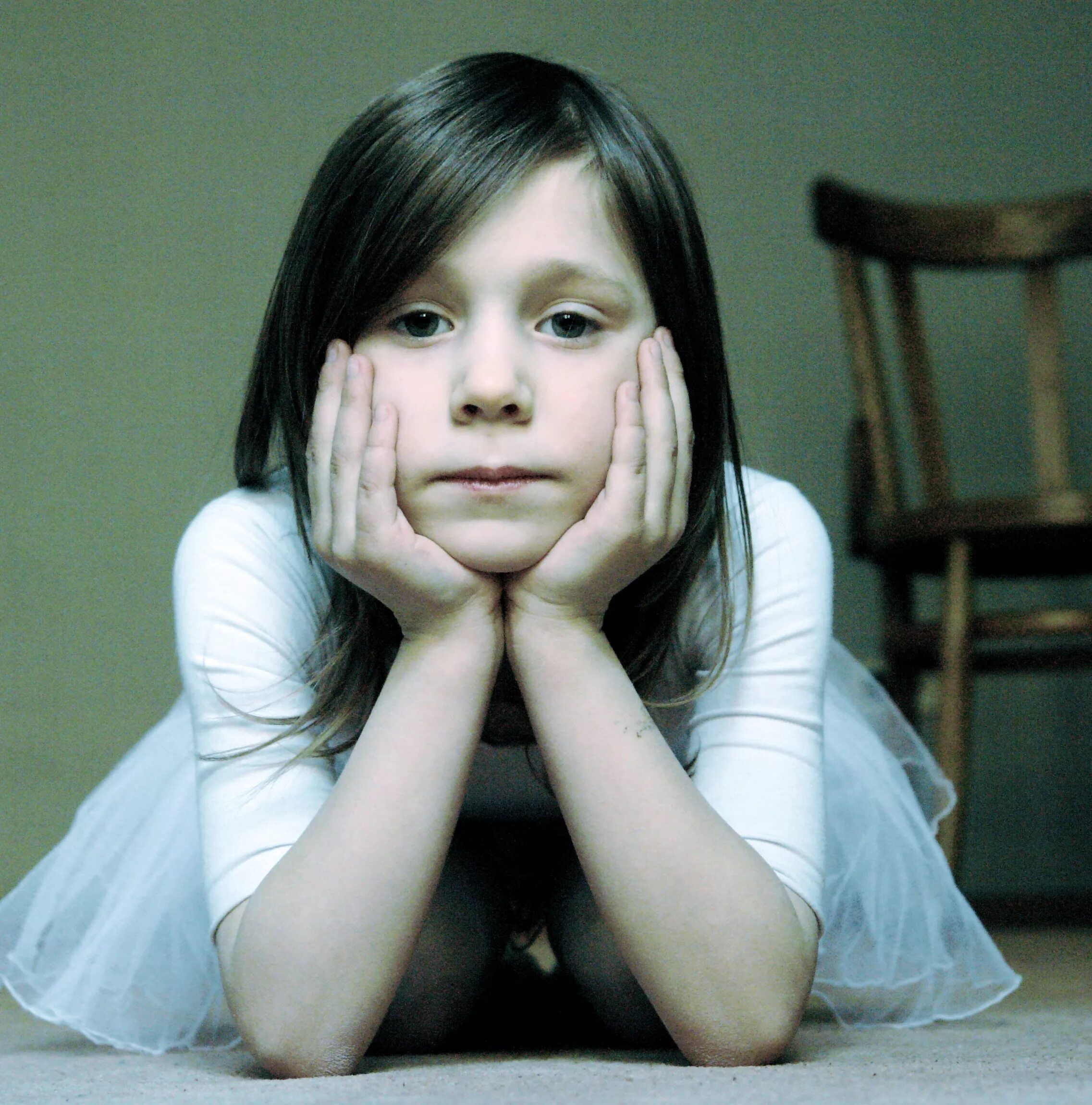 мальчик с аутизмом. люди страдающие синдромом. дети с заболеваниями аутистического. синдром аспергера синдромы. аспергера синдром признаки.