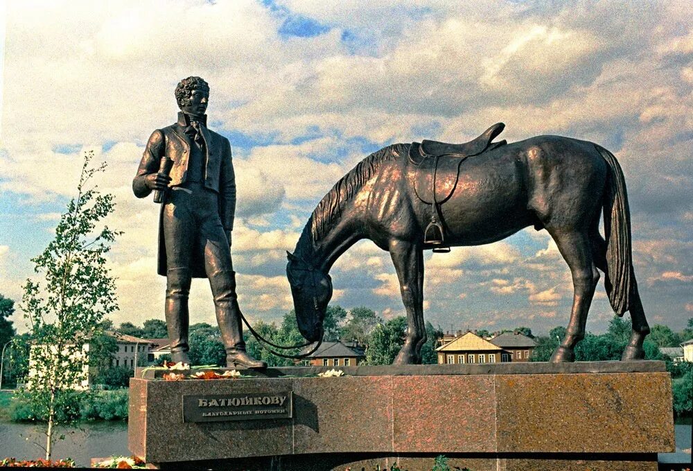 Какие памятники были созданы xi. Памятник Батюшкову в Вологде. Памятник Константину Батюшкову. Памятник поэту Батюшкову в Вологде.