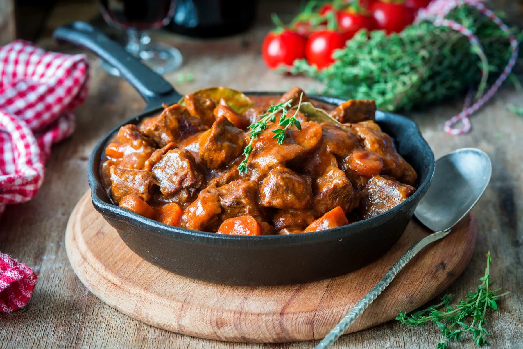 Рецепты кухни мясо. Бёф бургиньон. Beef Bourguignon. Блюда из говядины. Тушеное мясо.