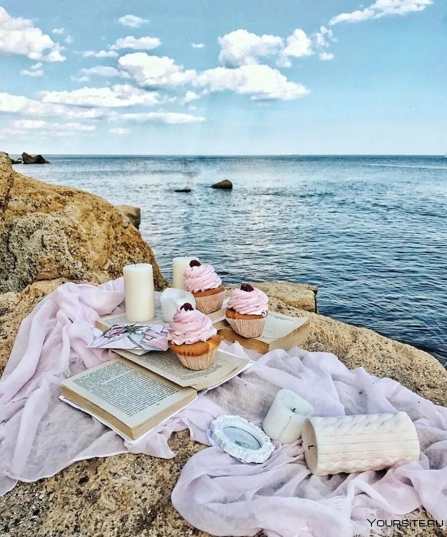 И ласковей морей сладости. Пикник на море. Пикник на берегу моря. Море летом Эстетика. Фотосессия пикник на пляже.