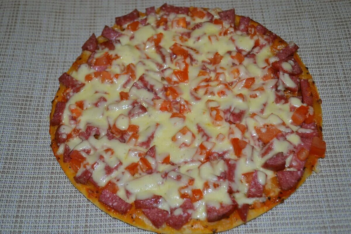 Начинка для пиццы с сыром. Домашняя пицца с колбасой и сыром. Пицца с колбасой и сыром и помидорами. Пицца с колбасой и помидорами. Пицца с колбасой и сыром в духовке.