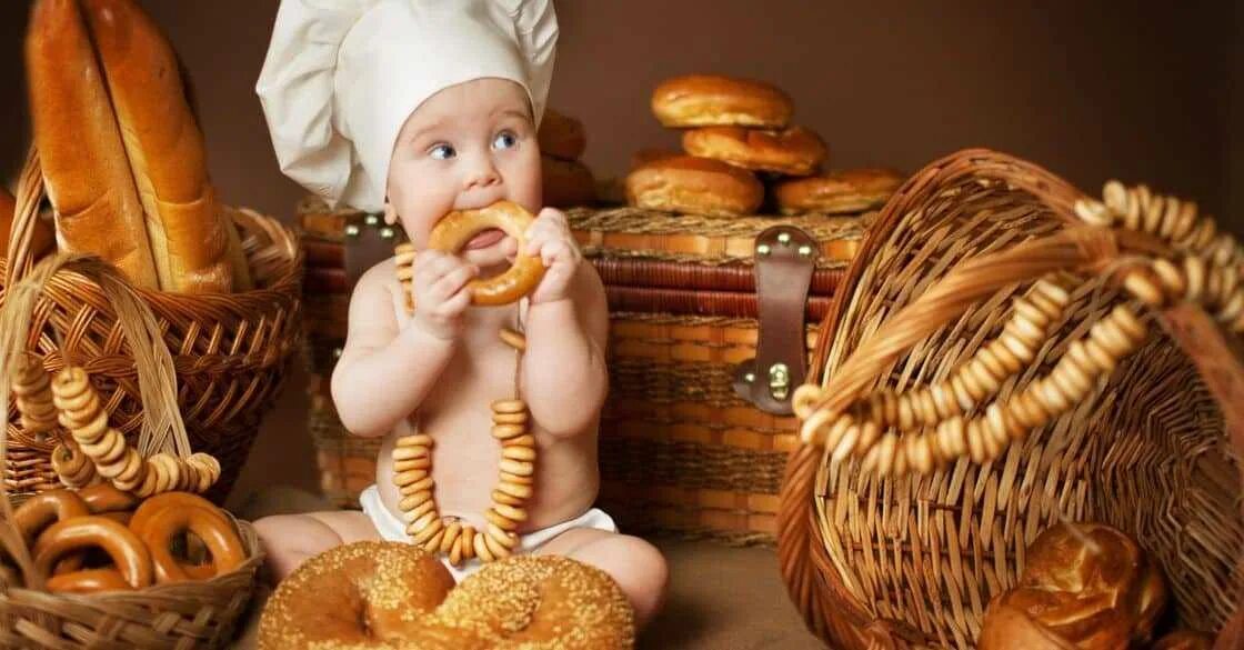 Сонник вкусно есть. Хлеб. Ребенок с булкой хлеба. Выпечка для детей. Фотосессия Поваренок.
