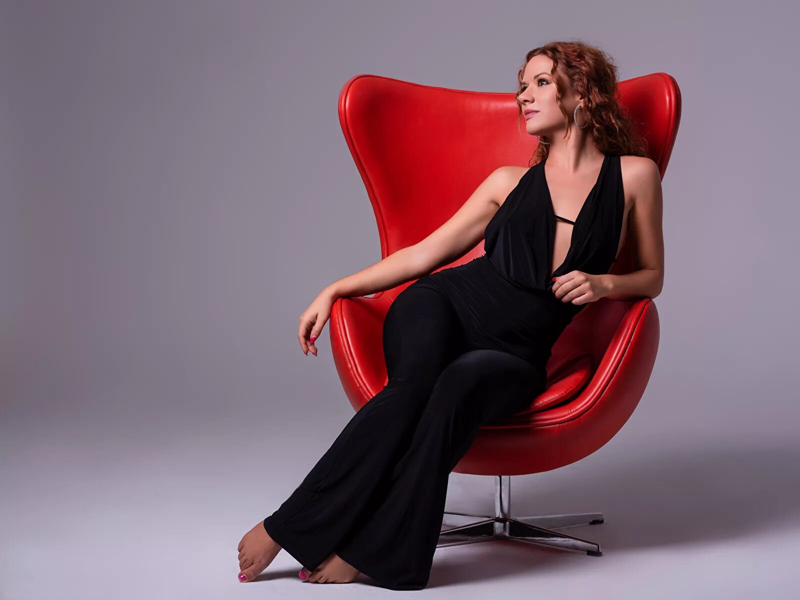 девушка в кожаном кресле. женщина сидит. дама сидит на стуле. кристина якимова. фотосессия в студии.