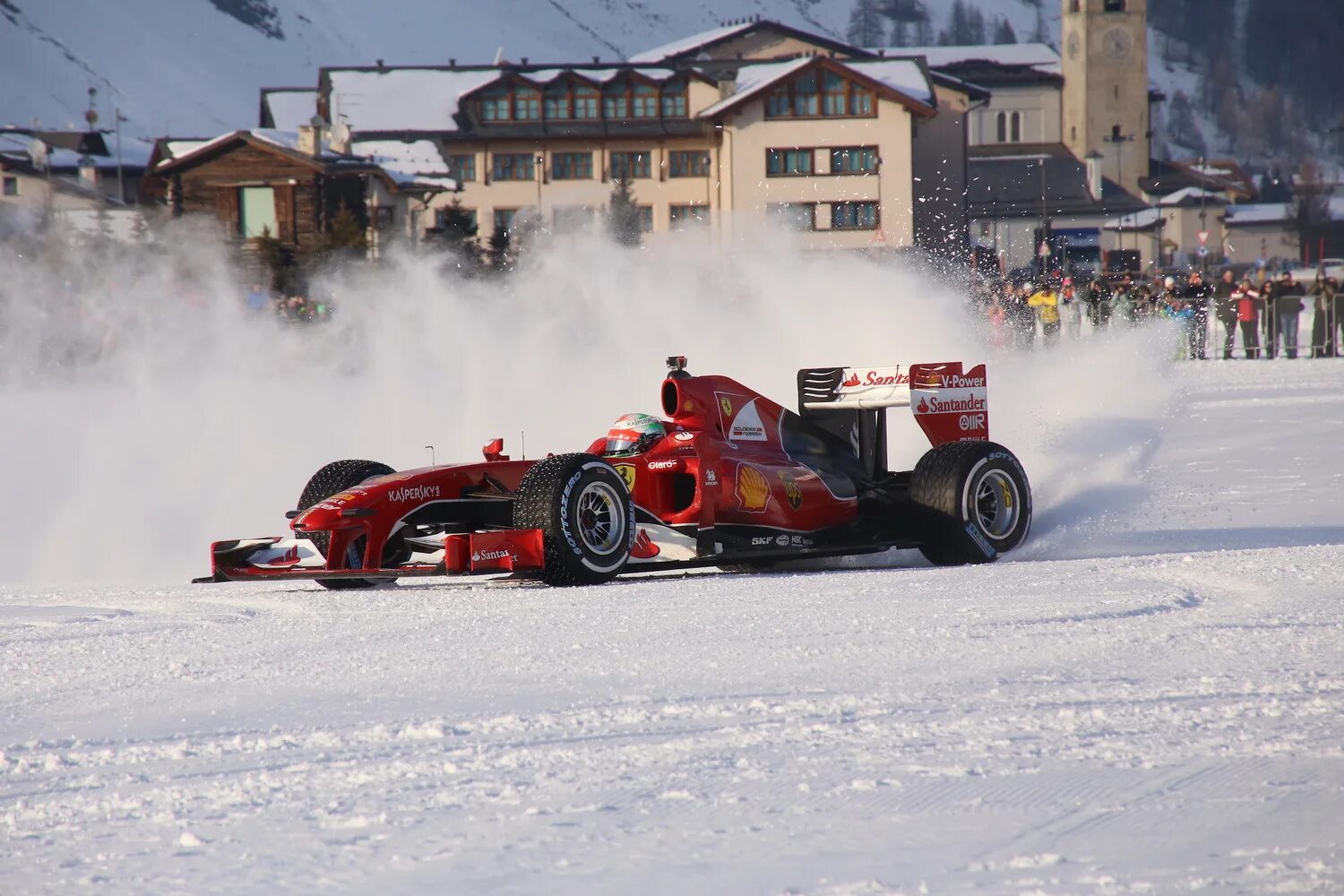 Какая формула снега. Феррари зима. Феррари в снегу. Ferrari зимой. Формула 1 на снегу.