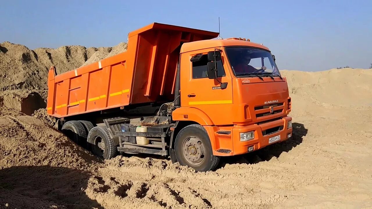 Камаз щебня с доставкой. Камаз 65115 песок. камаз 65115 10 кубов песка. камаз 65115 выгружает песок. камаз 6520 с щебнем.