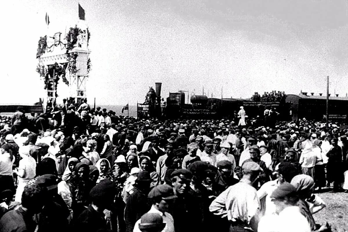 Магнитогорск 1929 год. Стройка Магнитогорска 1929. Прибытие первого поезда в Магнитогорск 1929. Старый Магнитогорск 1929. 1929 год был назван годом