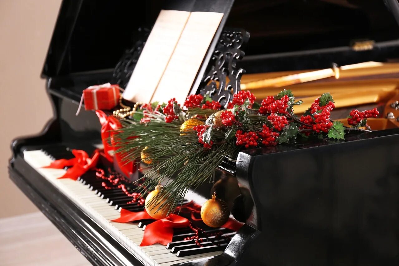 Рождество музыка жить. Новогодние открытки с роялем. Рояль и Новогодняя елка. Новогодняя открытка пианино. Фортепиано Рождество.