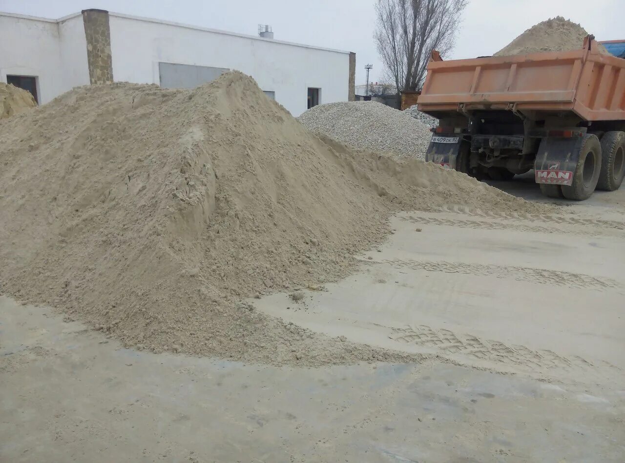 Отсев речного песка. Песок щебень отсев цемент. Тырса щебень. Песок морской строительный. На стройку доставили на 24 грузовиках песок