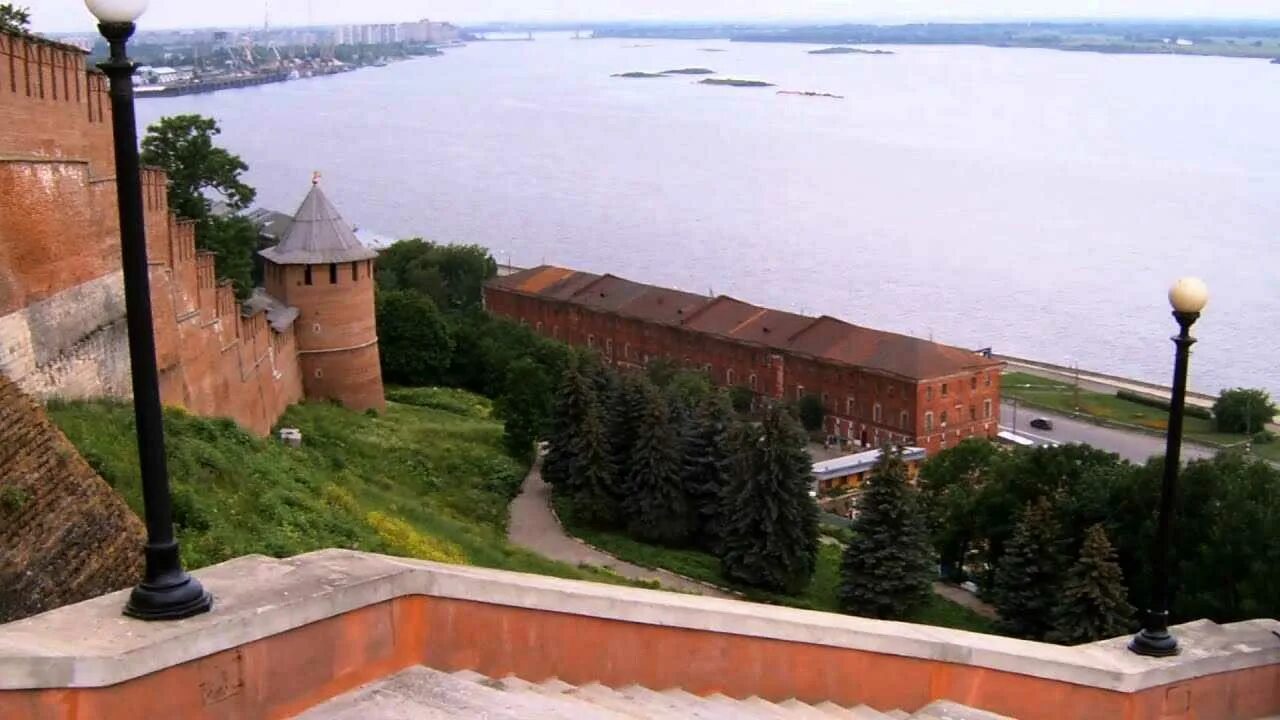 Над городом горьким. Над городом горьким. Природа в г горьком. Над городом горьким. Нижегородский кремль слияние 2 рек.