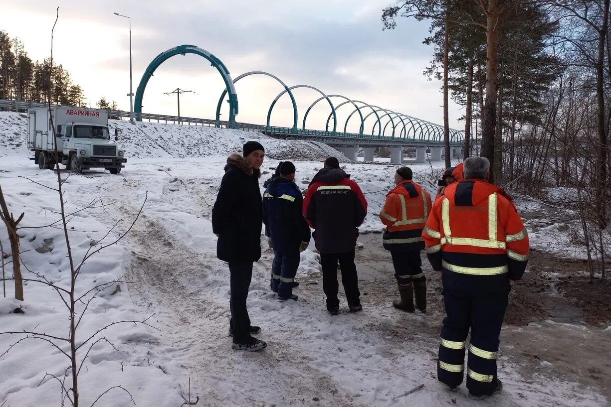 Мост водоканала. Тагильский пруд vsenovostint. Тагил мост. Аварии на коммунальных сетях примеры. Сайт нижнего тагила новости