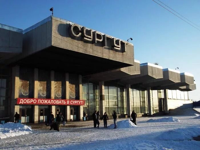 Новый жд вокзал сургут. Нефтеюганск жд вокзал. Жд вокзал города сургут. Жд станция сургут. Жд вокзал сургут реконструкция.