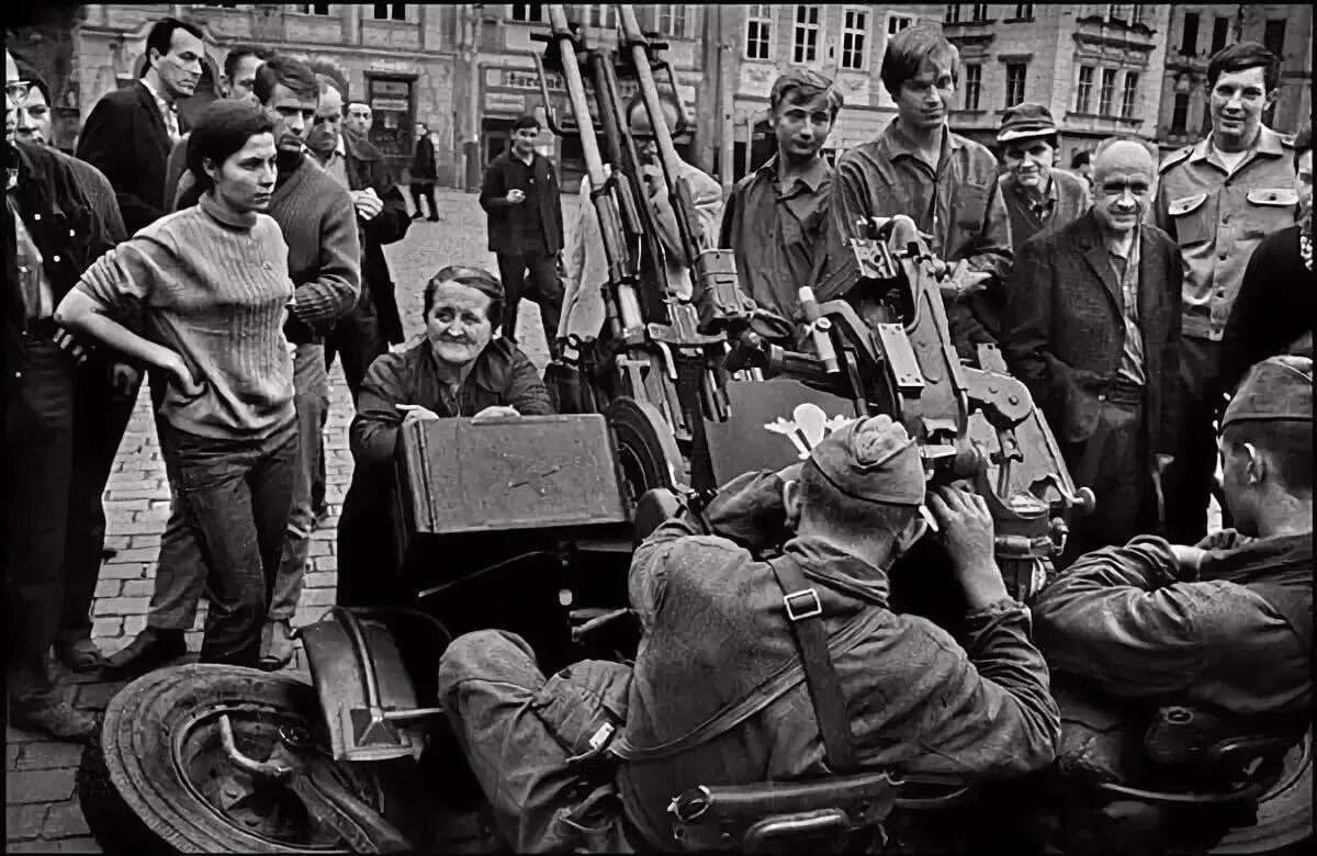 Протесты в чехословакии. Советские солдаты в Праге 1968. Прага август 1968.