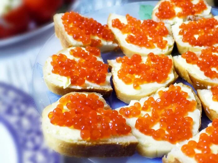 Как вкусно сделать бутерброды с икрой. Бутерброды с красной икрой и творожным сыром. бутеры с красной икрой творожным сыром. бутерброды с икрой и творожным сыром. бутерброды на праздничный стол с красной икрой и творожным сыром.