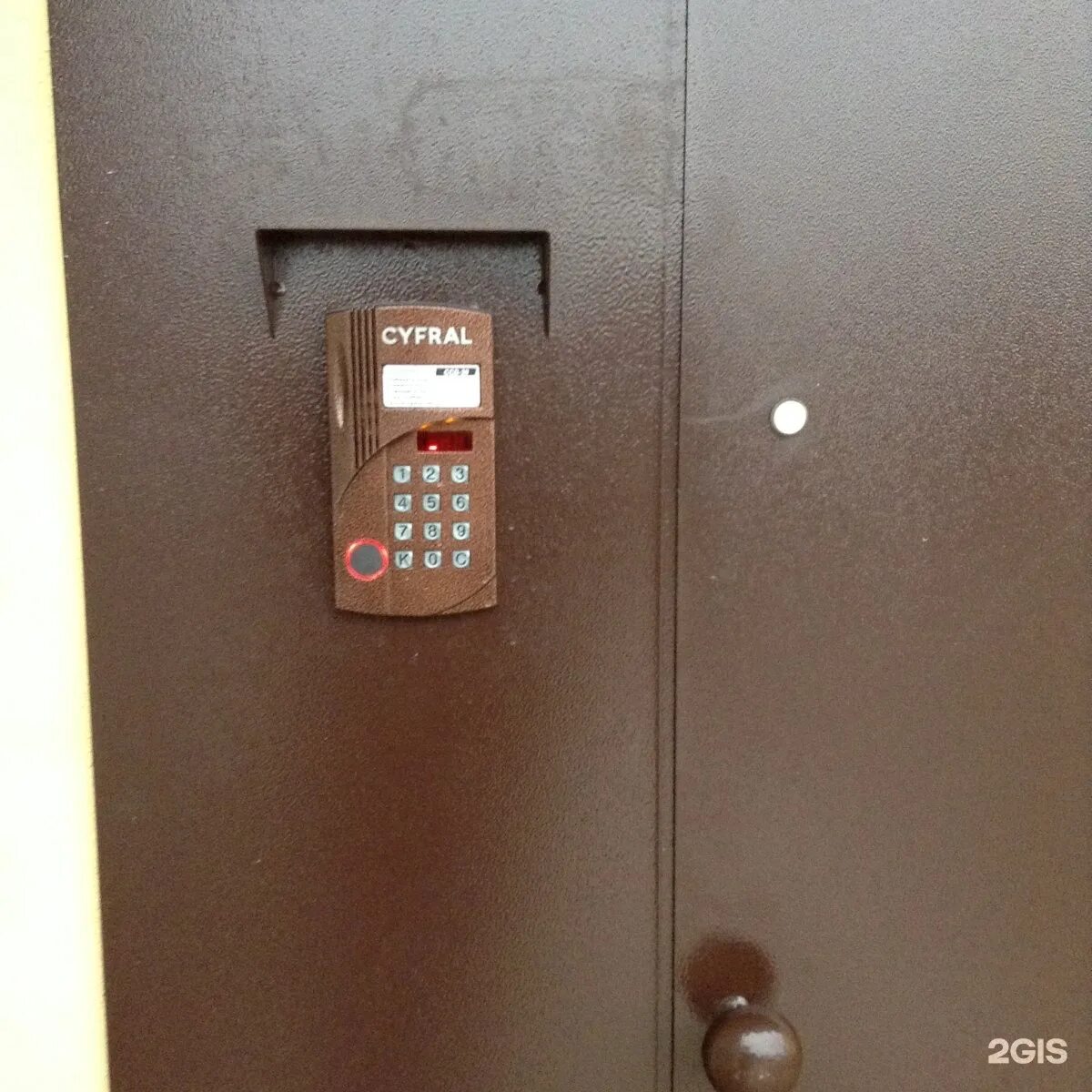 Телефон домофонной службы. Домофон сейф-сервис УЗП-200. Сейф сервис УЗП 200. Входная дверь с домофоном. Подъездная дверь с домофоном.