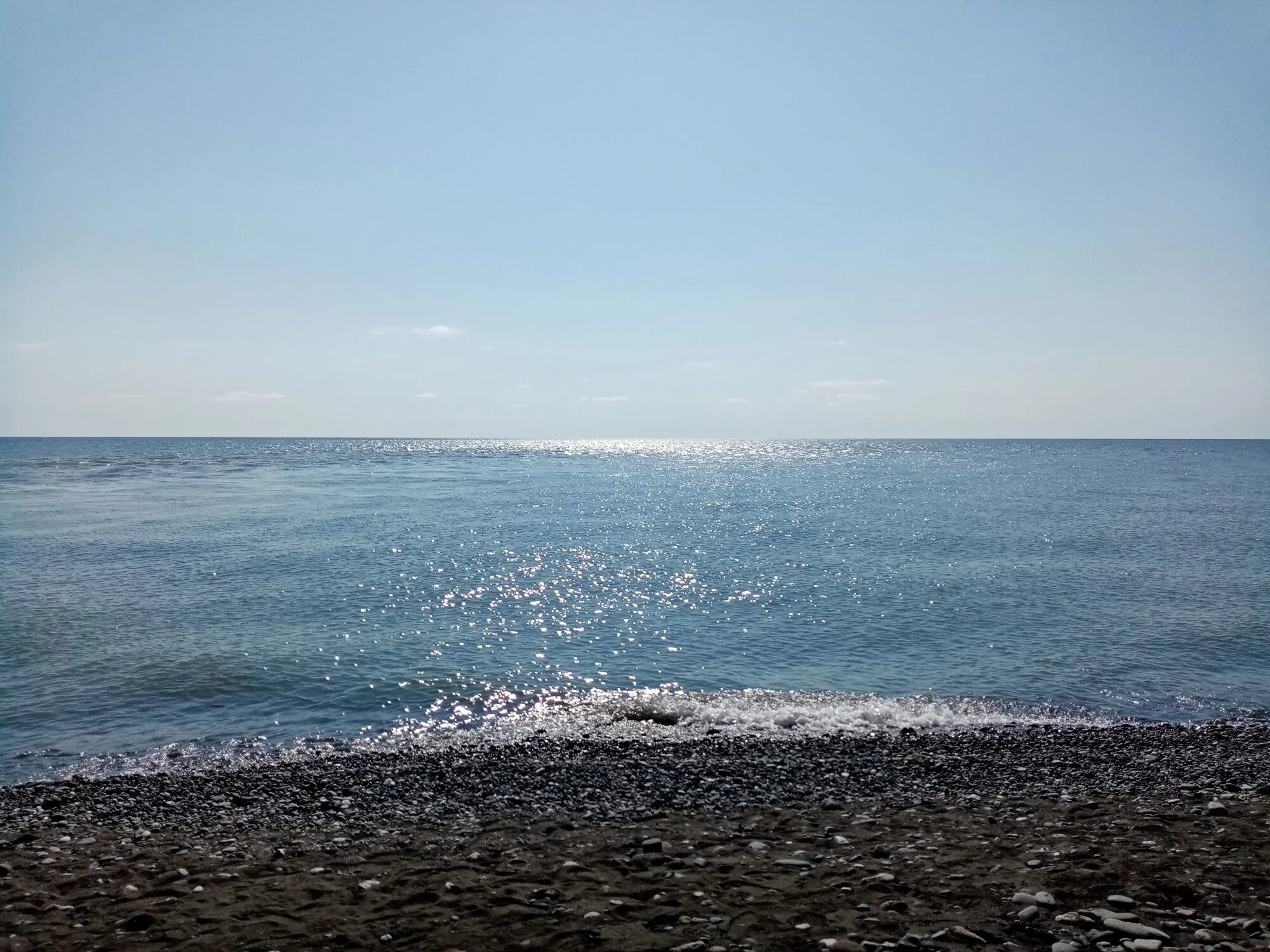 Абхазия температура воды и воздуха. Течение черного моря в Абхазии. Море в Абхазии сейчас. Море Абхазия вечер. Черное море и река Бзыбь смешиваются.