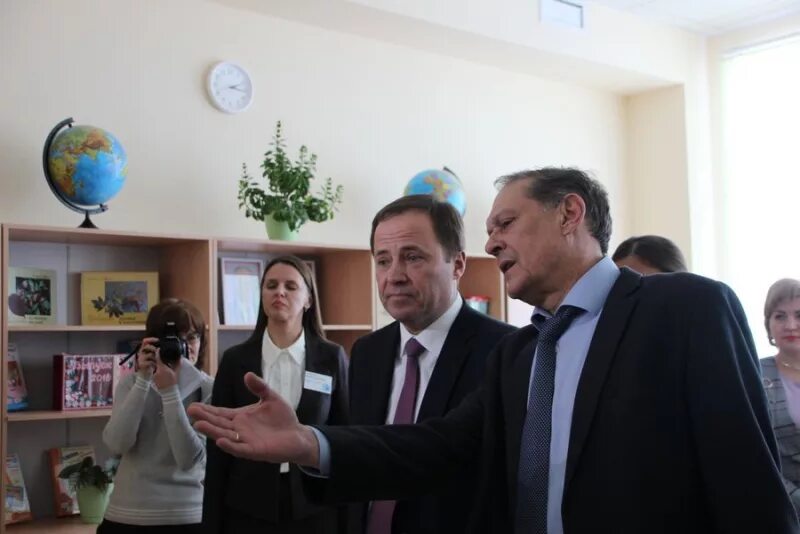 Директор школы в новом городе. Директор школы гагарина энгельс. школа имени гагарина энгельс. школа новый век энгельс.