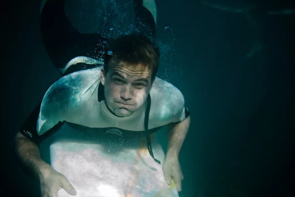 фотосессия в воде с цветами. люди купаются в море. в воде на две минуты. реалистическая живопись eric zener. эмили дидонато плавает в бассейне.