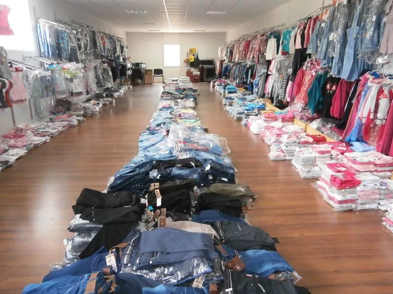 Магазины с большим выбором платьев. Брендовая одежда барнаул. Одежда оптом под. Одежна. Масс-маркет в сетевых магазинах одежды.