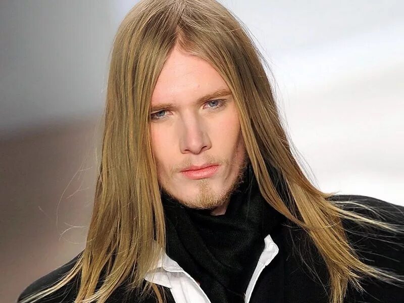 Сонник светлые волосы. Длинные волосы у мужчин. Парни с длинными волосами. Мужчина с длинными светлыми волосами. Мужские причёски с длинными волосами.