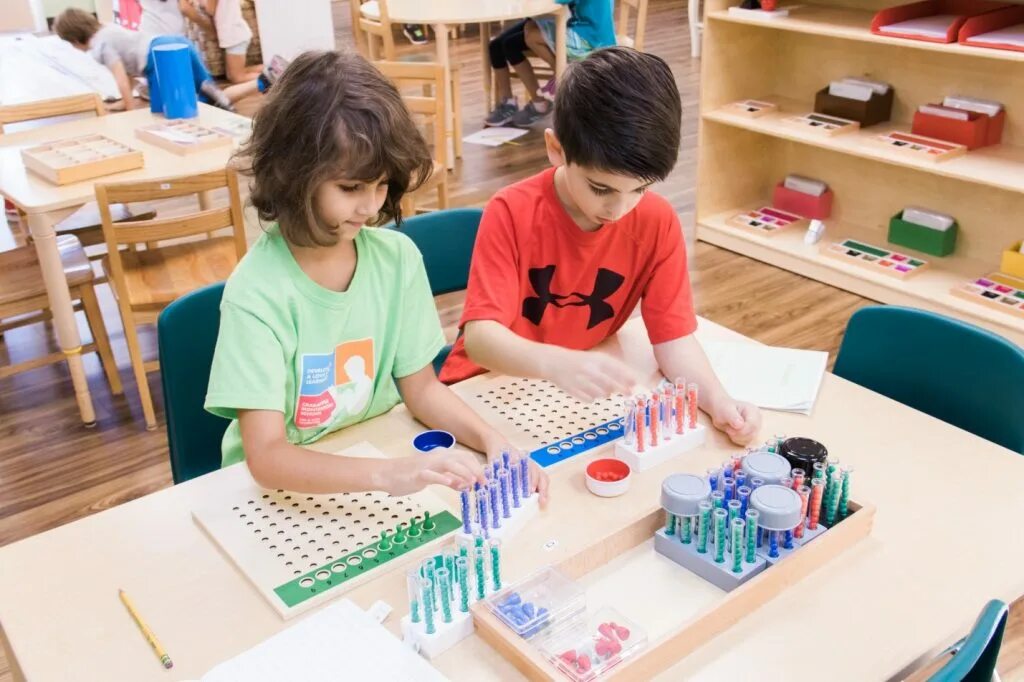 Приложения для дошкольников. Полезные приложения для детей. Образовательные приложения для детей. Ребенок за компьютером. Современные занятия в детском саду.