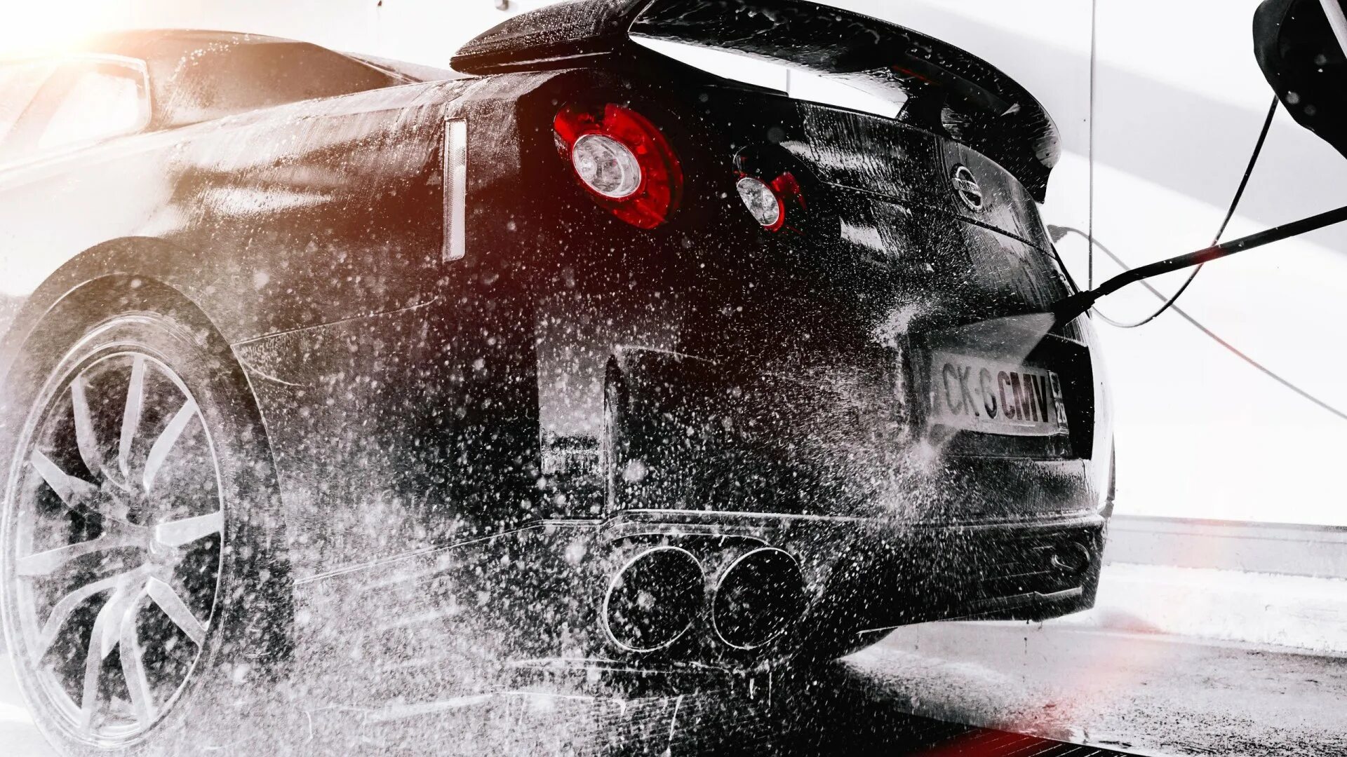 I have my car washed. Car Wash Nissan GTR. Мойка автомобиля. Автомобиль брызги. Машина на автомойке.