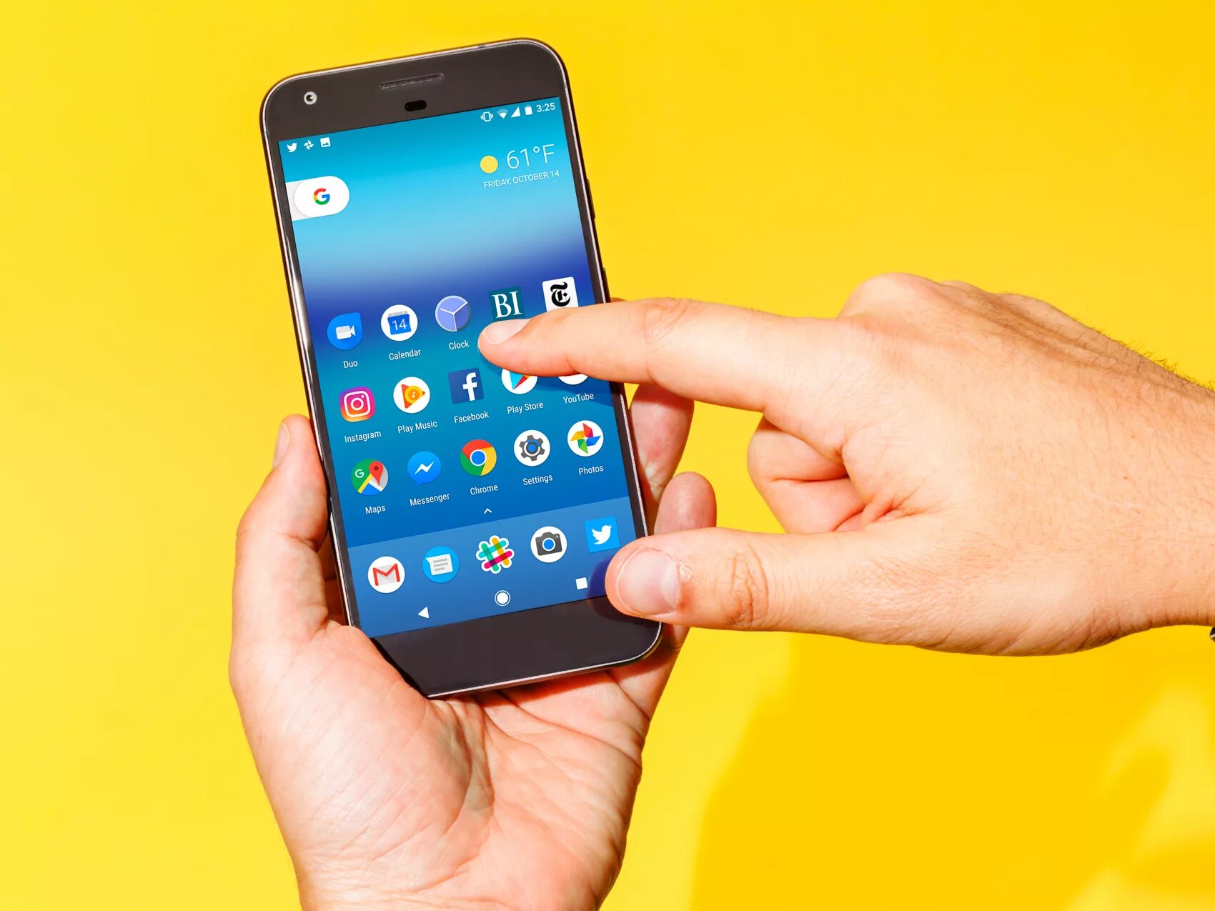 Смартфон с android 1. Смартфон. человек со смартфоном. самый автономный смартфон в мире. смартфоны выгодно.