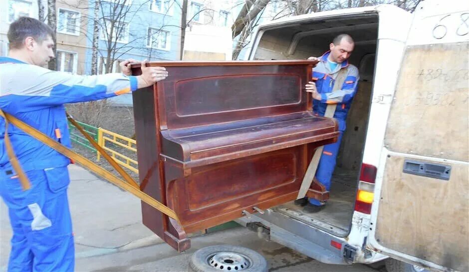 грузчики пианино. такелажники пианино. погрузка пианино. перевезти пианино. переноска рояля.