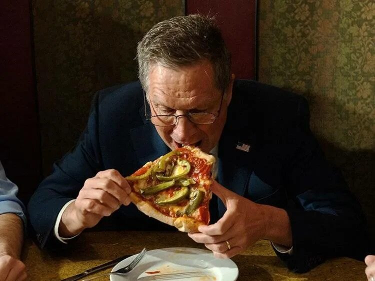 Покажи где едят. Мужчина ест пиццу. Люди едят пиццу. Человек ест. Мужчина ест.