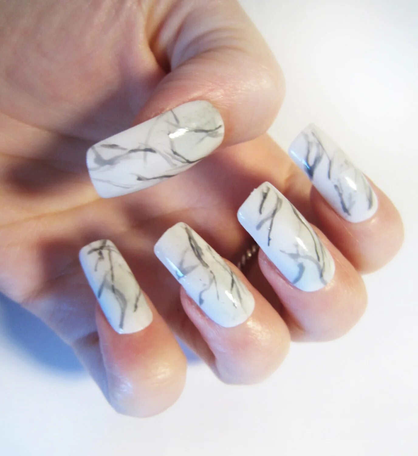мраморный маникюр 2022 черный. маникюр нюд мрамор миндаль. мраморный маникюр 2021-2022. маникюр на короткие ногти мрамор. маникюр белый мрамор.