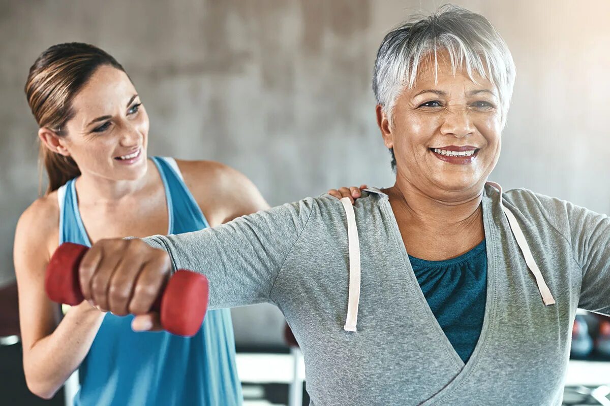 Женщина в тренажерном зале. Возраст тренажерный зал. Спортивные пожилые женщины. Возраст тренажерный зал. Полная женщина в спортзале.